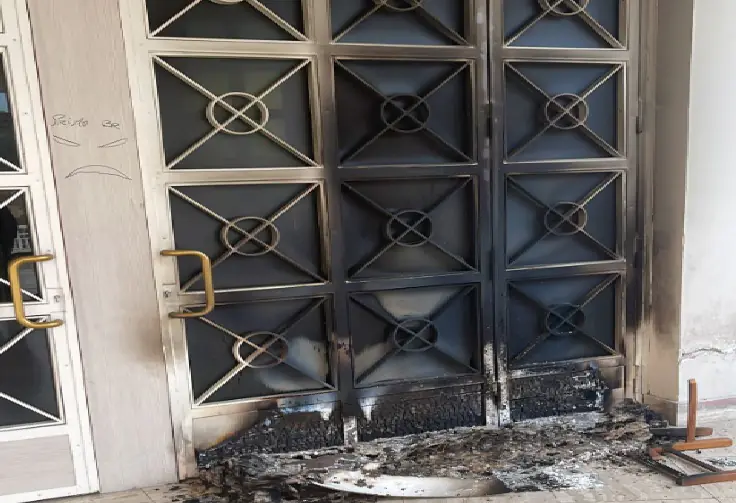 Folle dà fuoco nella notte alla chiesa: distrutta anche statua di Padre Pio
