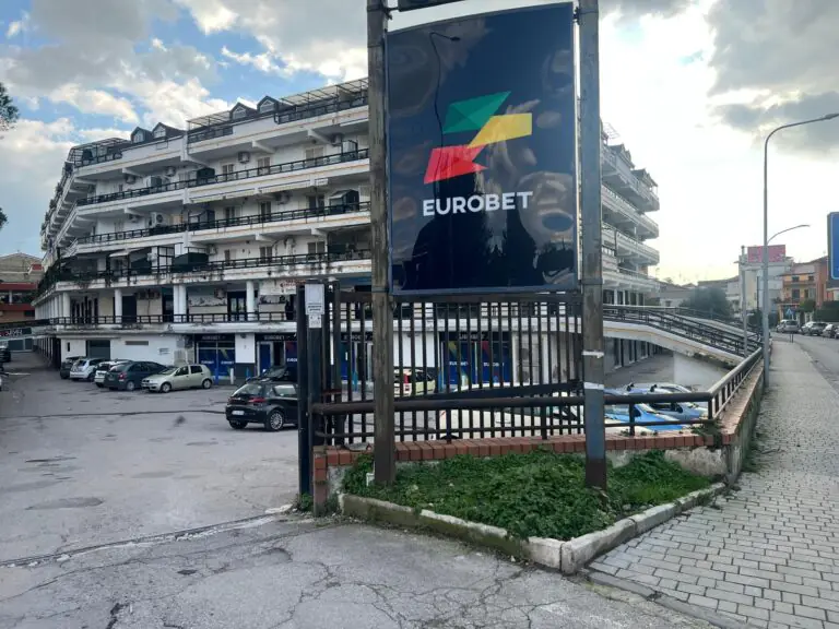Rapina al centro scommesse, baby gang fermata grazie a telecamere comunali: 4 presi dopo fuga