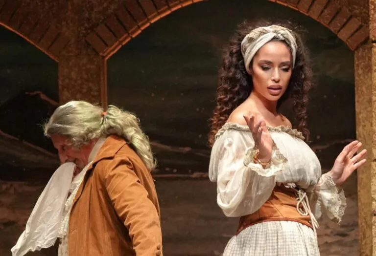 Un classico rivisitato, Raffaella Fico brilla nei panni di Donna Miranda
