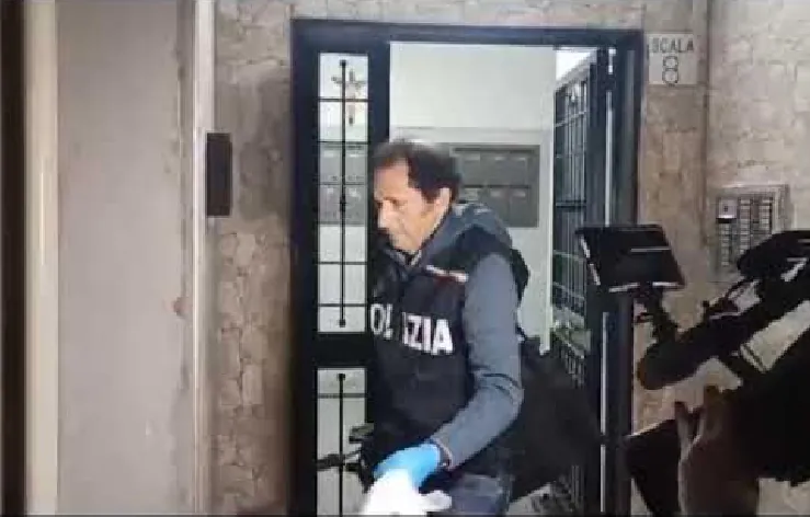 Sbranata dal pitbull, blitz di 9 ore in casa: polizia porta via oggetti e abiti