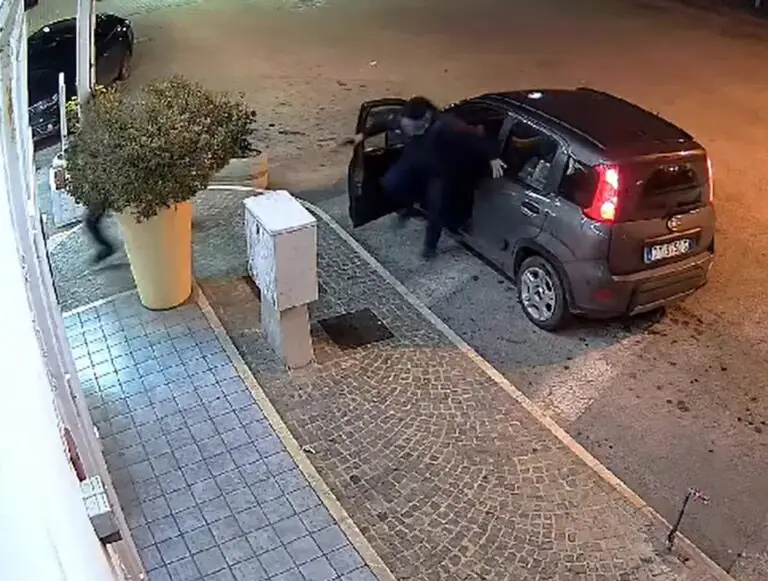 Porta il ragazzino a fare le rapine nel parcheggio del centro commerciale, 2 arresti