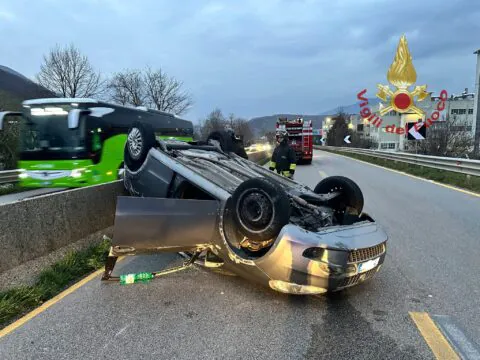 Auto si ribalta, grave conducente