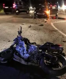 Paura in strada: auto dell’Asl travolge moto, centauro a terra