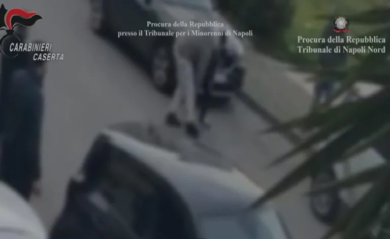 Gli scarica addosso 3 colpi di pistola perchè ha fatto lo squillo alla sua ragazza. IL VIDEO CHOC DELL’AGGUATO