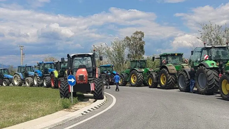 I sei presidi degli agricoltori confluiscono in sciopero lumaca e assemblea