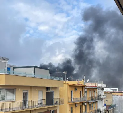 Scoppia incendio in fabbrica di abbigliamento: nube nera e feriti