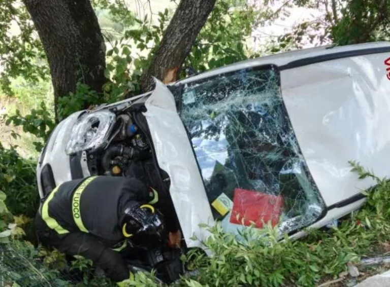 Auto sbanda e si schianta contro albero: paura per gli occupanti