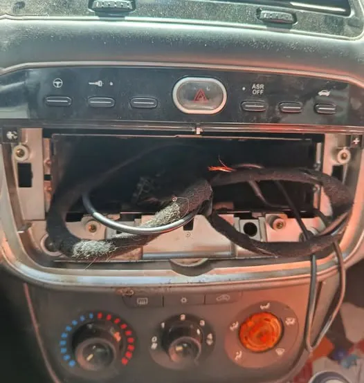 Assaltano auto fuori al carcere, il proprietario: “Controlli zero”