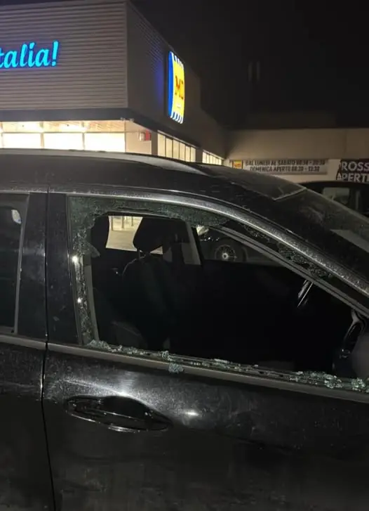 Assaltano auto in 3 minuti, raid da record fuori al noto supermercato