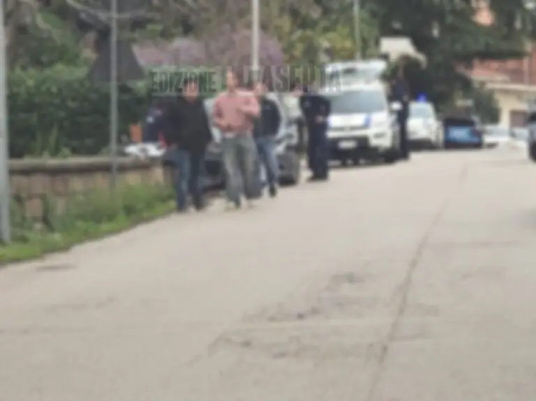 Violento scontro tra auto, vigili sul posto. Tre contusi