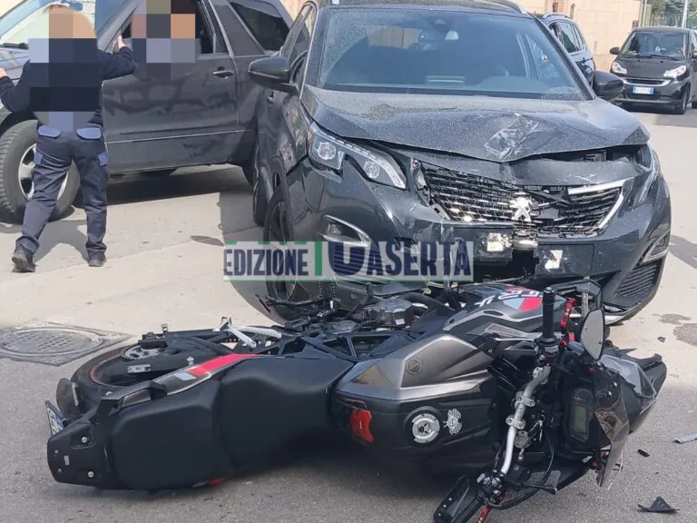 Impatto choc tra auto e moto, centauro resta ferito