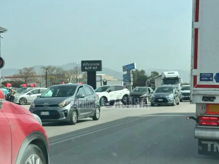 Tamponamento alla Rotonda, traffico paralizzato