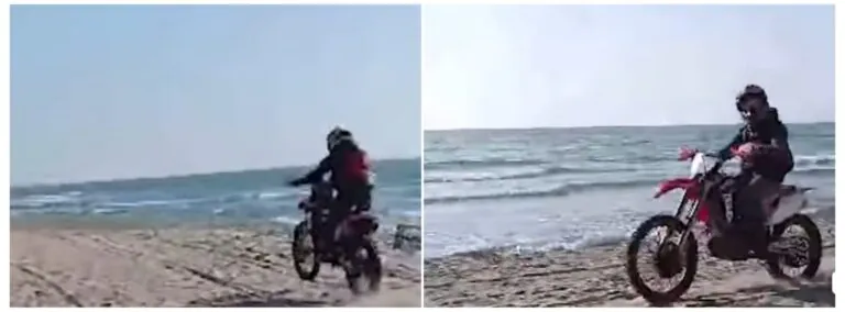 Fanno a gara di motocross su una spiaggia con persone presenti