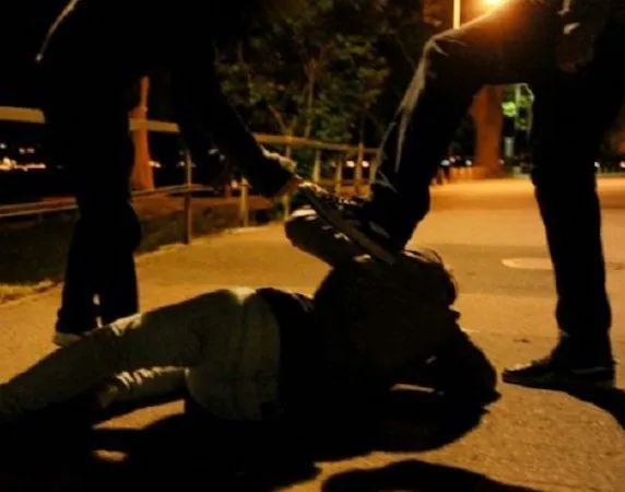 Pestato a sangue in piazza, giovane finisce in ospedale