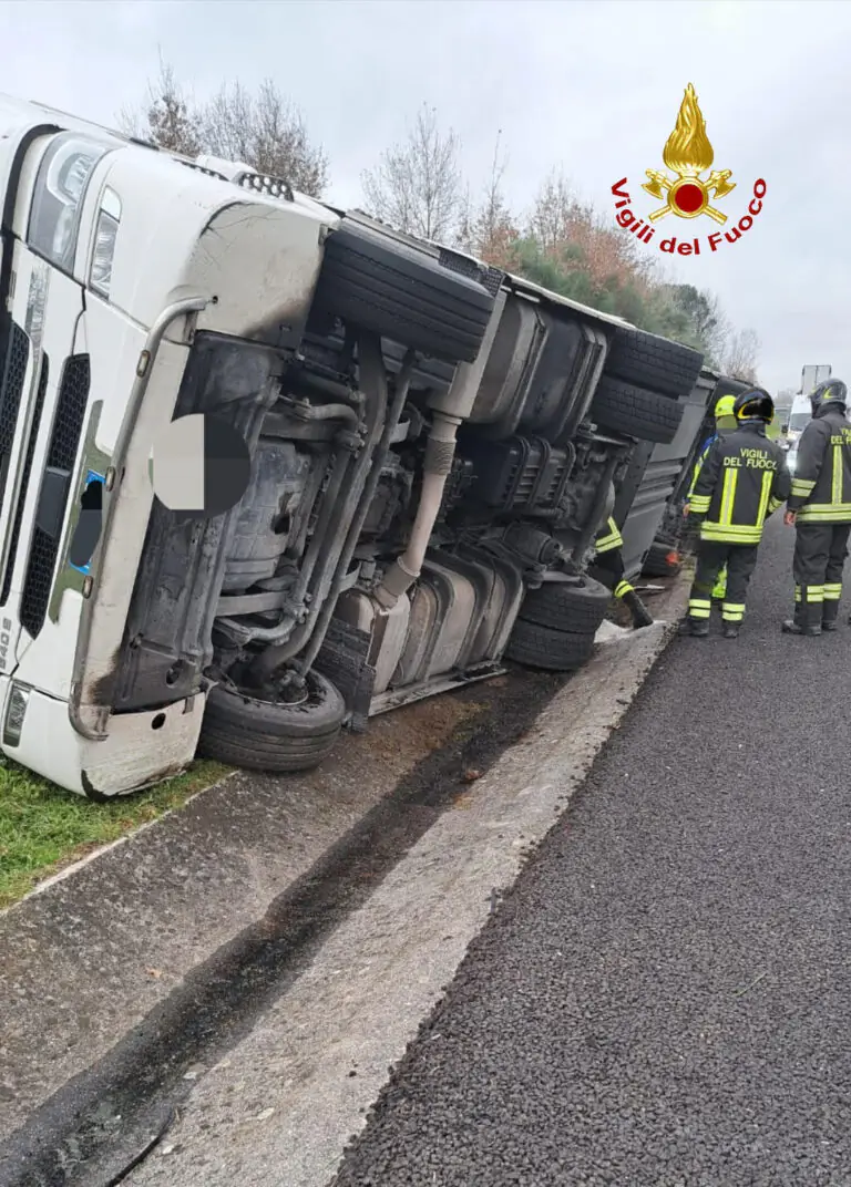 Incidente sull’A1: tir carico di carne si ribalta, conducente ferito