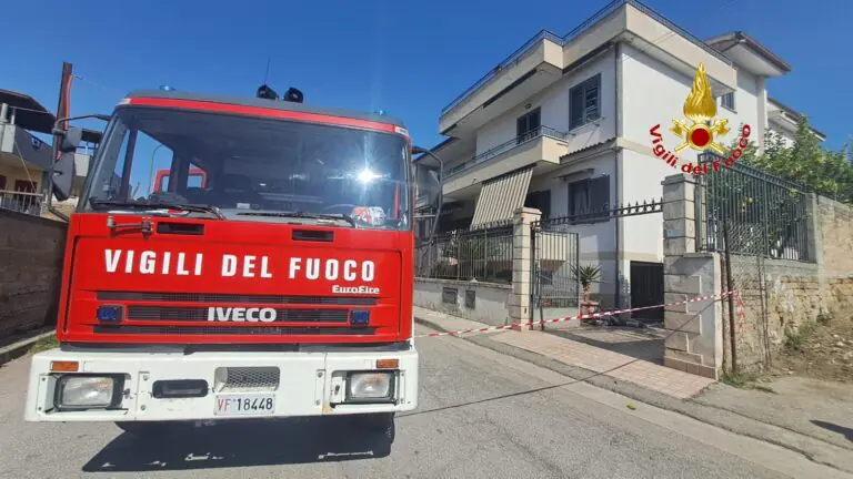 Muri crollati dopo esplosione, lo scenario choc. Tre feriti