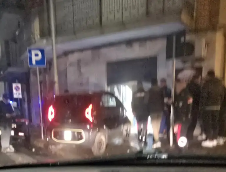 Minicar sbanda e sfonda il negozio di tatuaggi, paura in centro