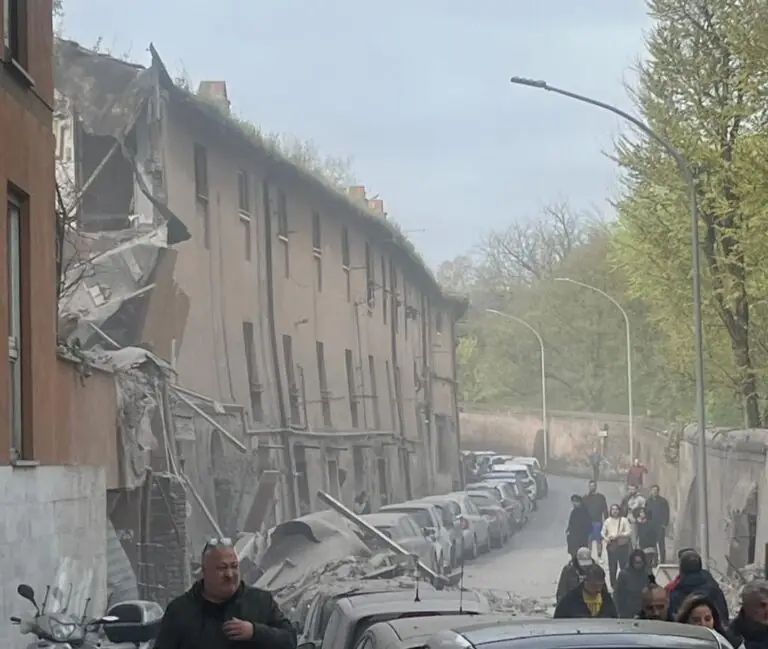 Palazzina crolla dopo esplosione: persone sotto le macerie