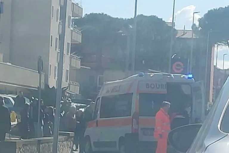 Violento schianto nei pressi del noto supermercato: 16enne sbalzato da scooter