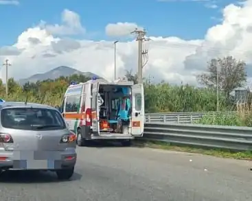 Scontro tra auto sulla Provinciale nei pressi del cimitero, corsa in ospedale per 2 donne