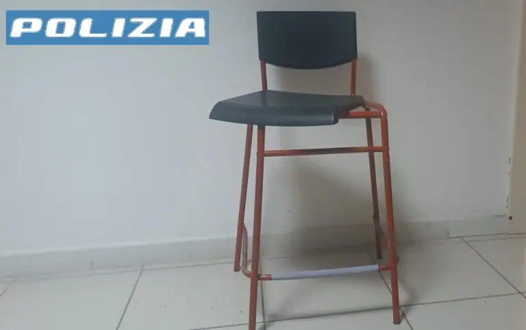 Picchia il padre con uno sgabello per denaro, polizia arresta 37enne