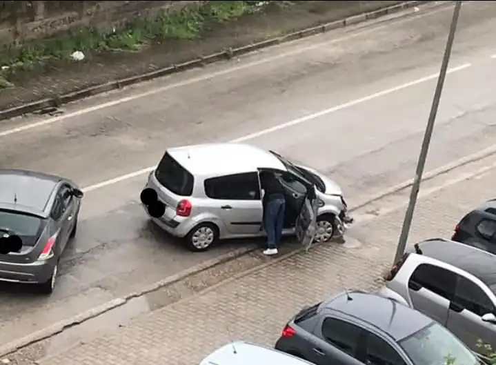 Scontro tra auto sulla solita strada: paura per i conducenti