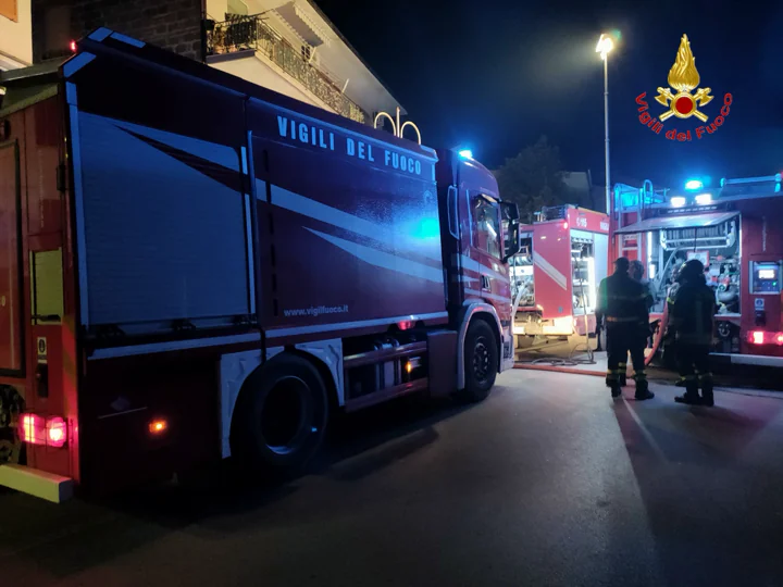 Capannone in fiamme, fumo nero invade l’area: evacuate alcune abitazioni
