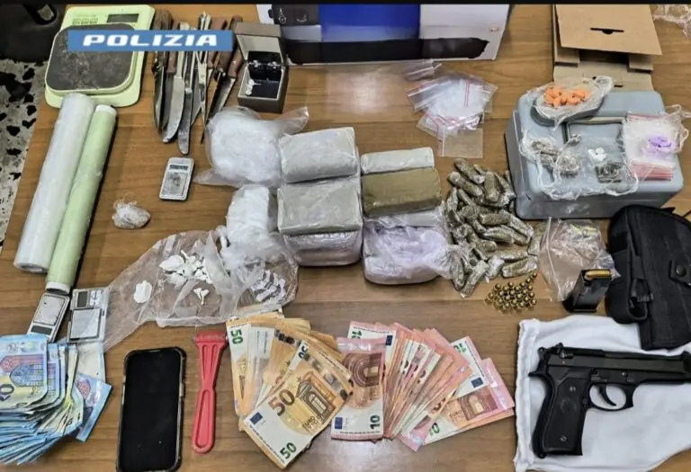 Scoperto con due chili di droga e un’arma