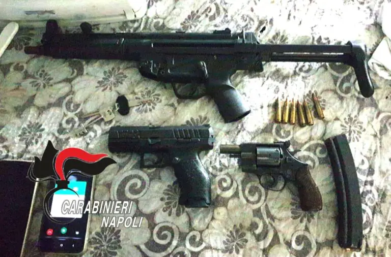 Arsenale da guerra tra mitra, bombe e droga: 2 arresti