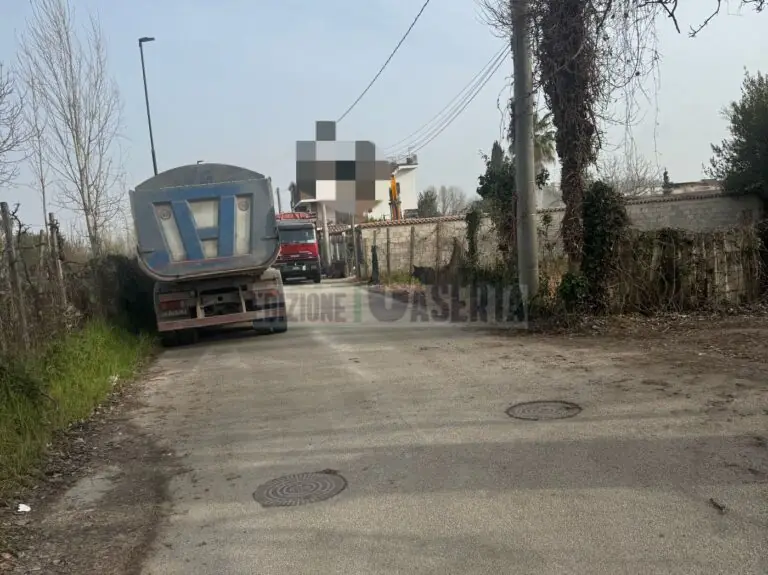 Ruspe in azione: abbattimento di una villetta in corso nel rione