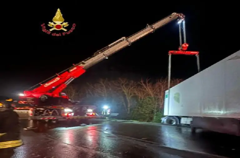 Tir finisce contro guardrail e blocca le corsie: conducente intrappolato