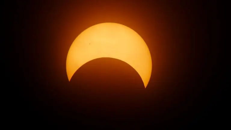 Torna lo spettacolo dell’eclissi solare in Italia: quando e a che ora