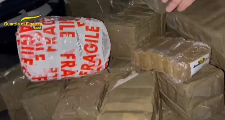 Droga dalla Spagna, blitz di Dda e Finanza: 8 ordinanze