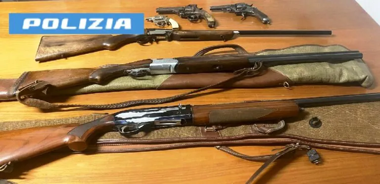 Polizia scopre l’albero delle armi: fucili nel cesto
