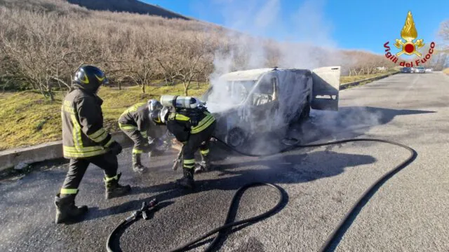 In fiamme furgone del pane, paura davanti al viadotto