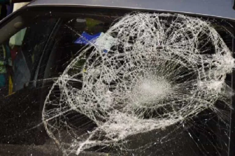 Trova l’ex a cena al ristorante con un ragazzo e gli sfonda l’auto