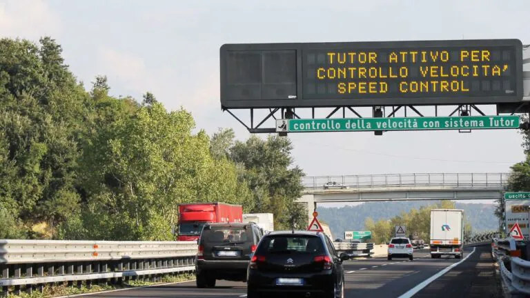 Autostrade, installati i tutor 3.0: non controllano solo la velocità. Multe fino a 3.389 euro