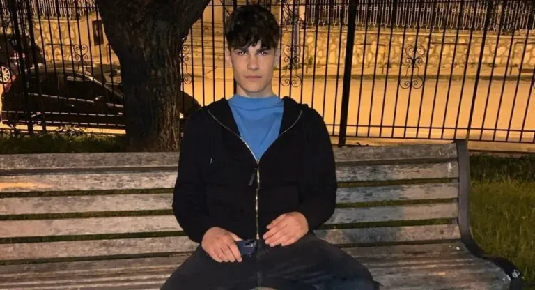 Matteo muore a 17 anni dopo caduta dal balcone, Liceo lo ricorda in un video