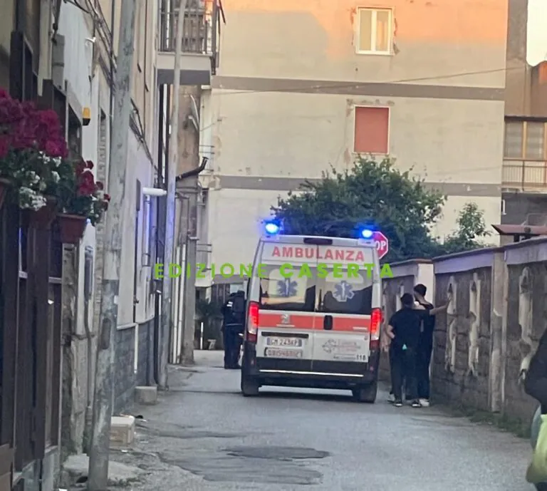 Si picchiano in centro: uno resta ferito