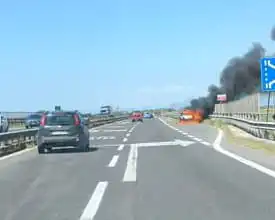 Paura sulla Domiziana, auto prende fuoco all’improvviso