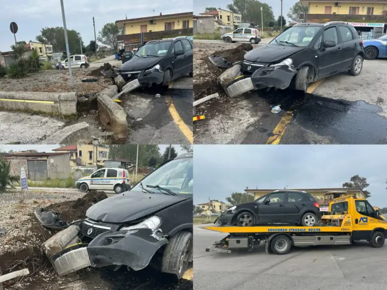 A folle velocità si schianta contro la rotonda e poi scappa a piedi