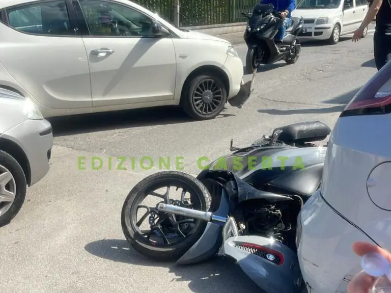 Brutto incidente davanti alla caserma dei carabinieri: centauro a terra