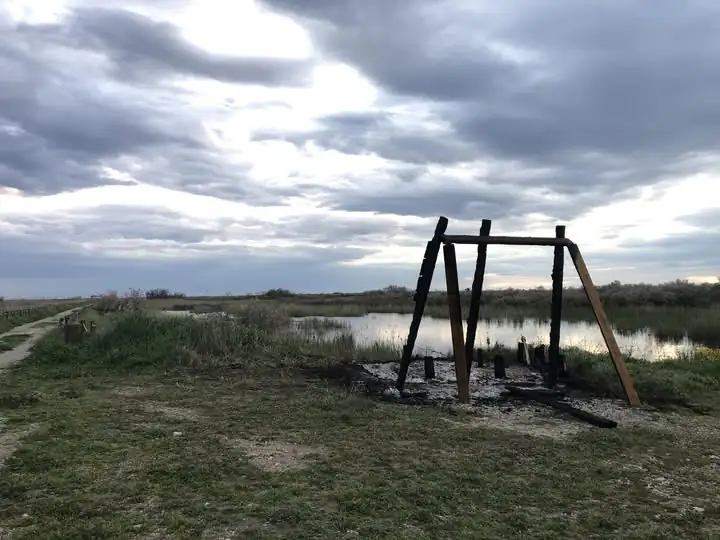 Raid all’Oasi: incendiato uno dei capannoni