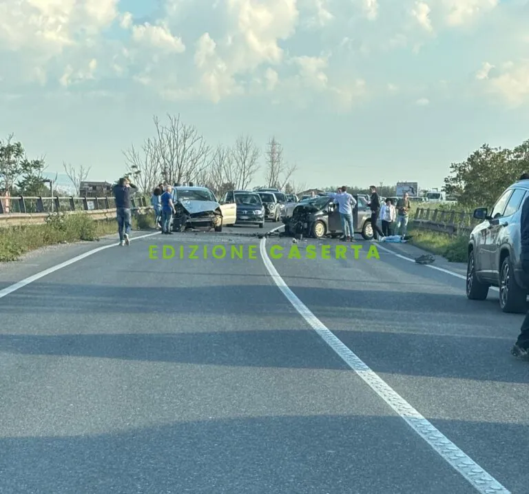 Microcar urta due auto in coda sulla Variante e fugge