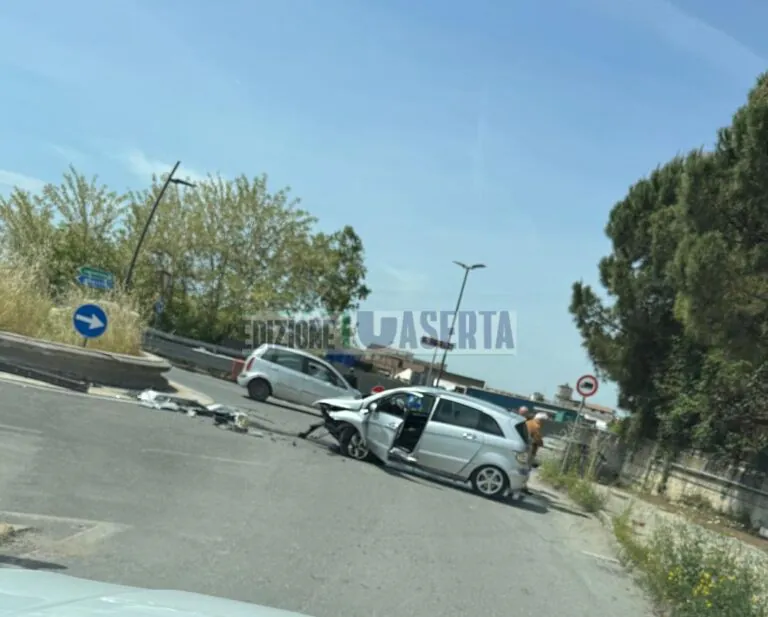 Schianto choc alla rotonda, uno trasportato d’urgenza