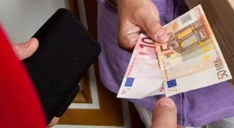 Chiede soldi per la lotteria del quartiere, lo arrestano per estorsione