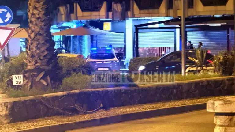 Movida senza controllo, follia fuori al bar dopo la rissa: si scaglia contro i poliziotti e viene arrestato