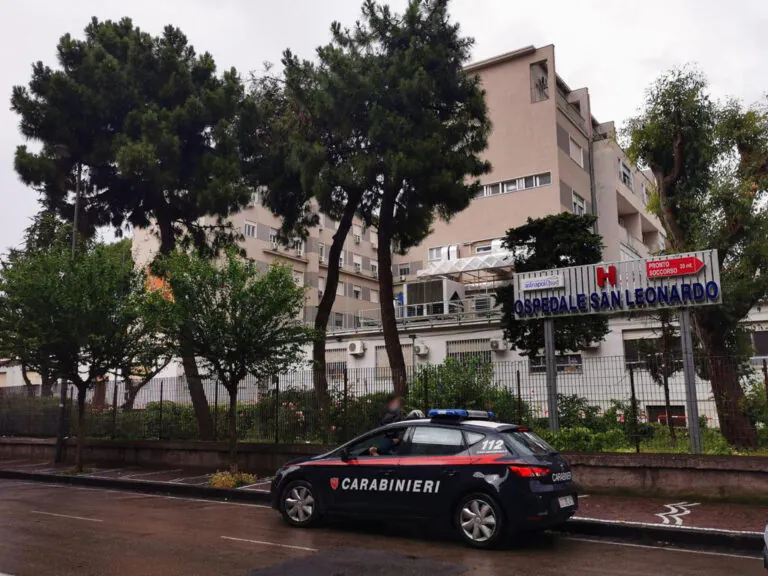Aggredisce medico con la stampella e lo insegue per l’ospedale, fermato dai carabinieri