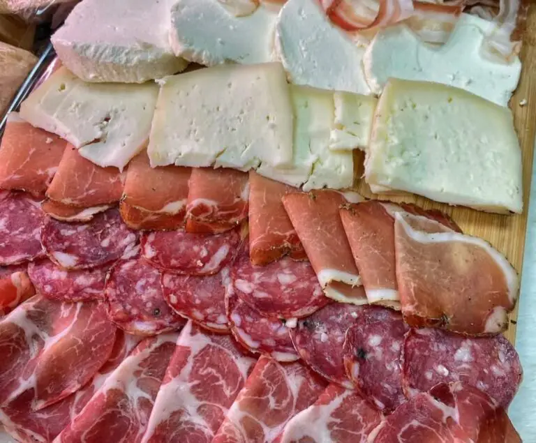 Tragedia al pranzo di Pasqua: muore mentre mangia salumi