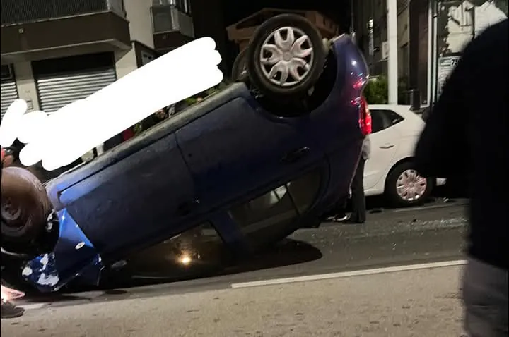 Auto si ribalta nella zona della movida, paura per una ragazza
